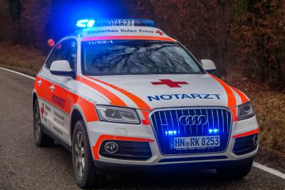 Oberstenfeld-Gronau: Strassenglaette! PKW kracht im Kurvenbereich den Graben hinunter